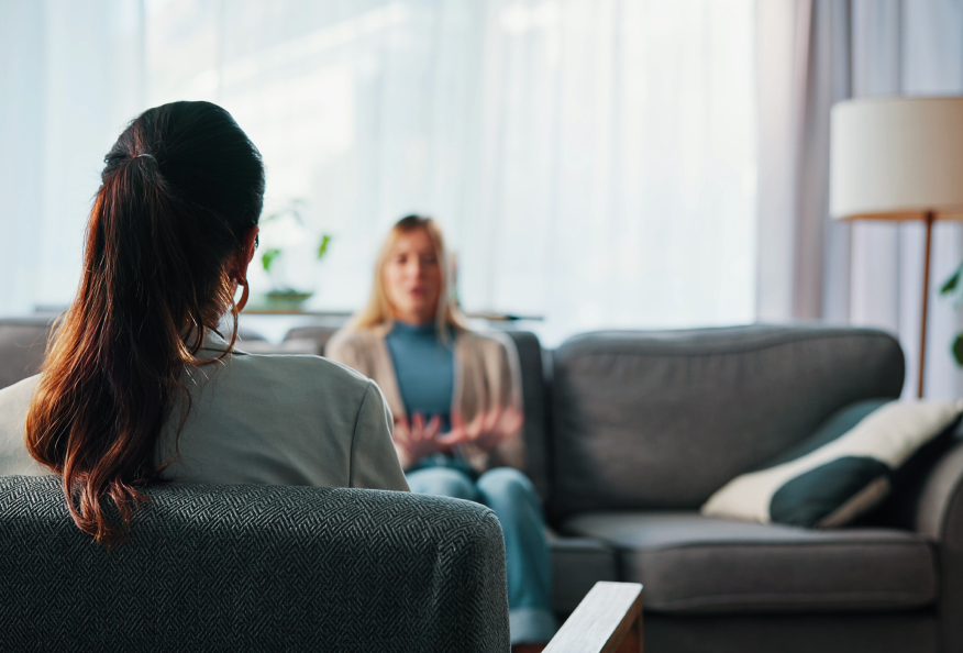 Paciente conversando con una profesional de la salud mental durante una consulta psicológica.
