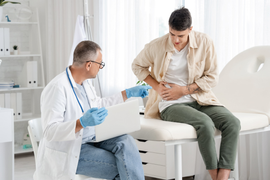 Médico evaluando a un paciente con dolor de costado y lumbar causado por una posible pielonefritis e infección renal.