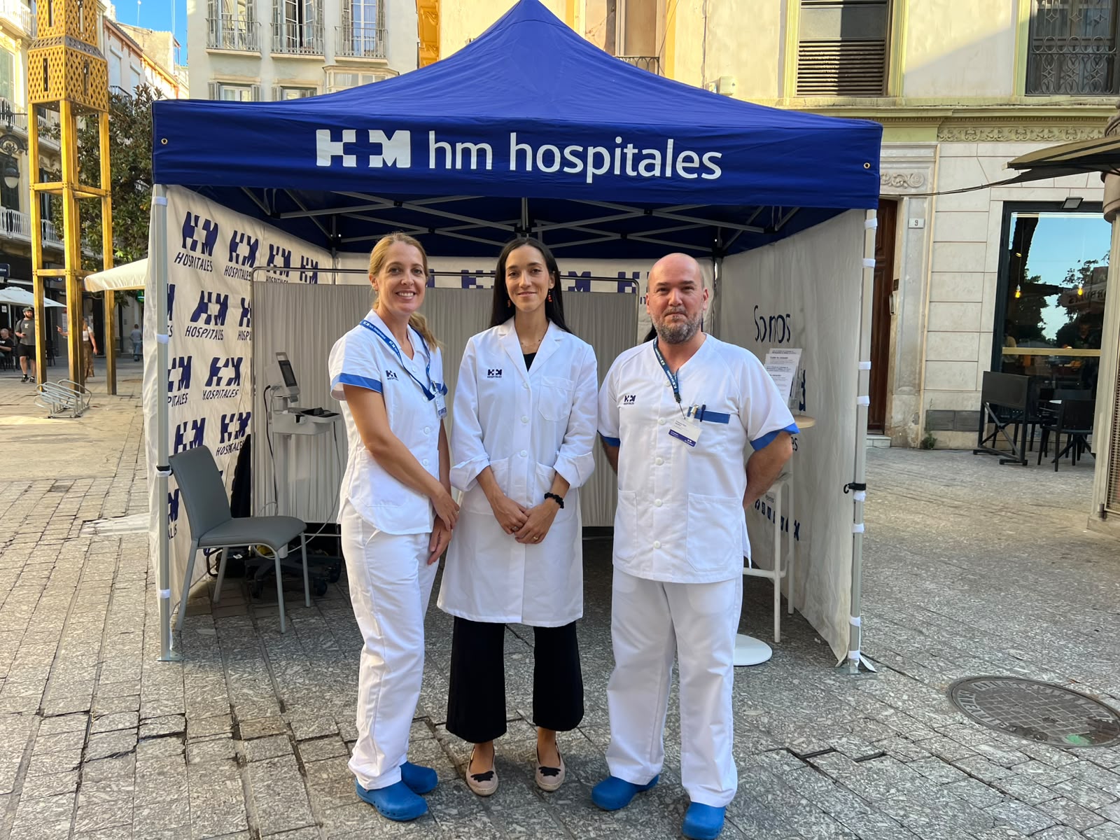 Profesionales de HM Hospitales en la carpa