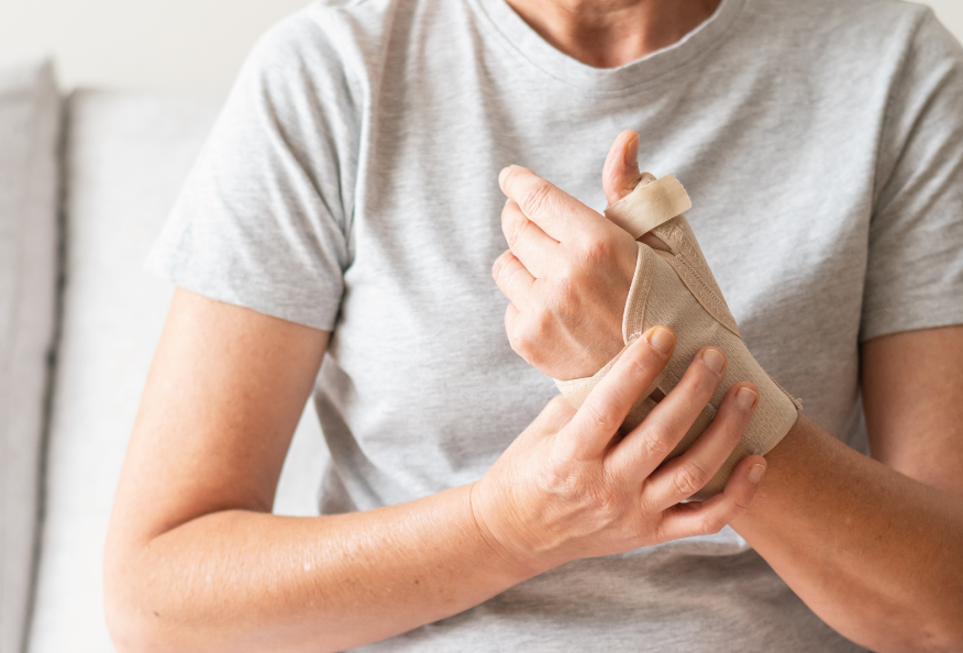 Mujer utilizando una férula de inmovilización en la base del pulgar para aliviar el dolor por rizartrosis.