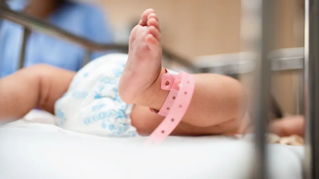 Pie de bebé recién nacido en la cuna del hospital