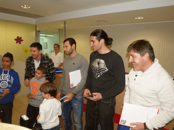 Imagen para: Los jugadores del Fútbol Club Barcelona visitan la Fundació Hospital de Nens de Barcelona