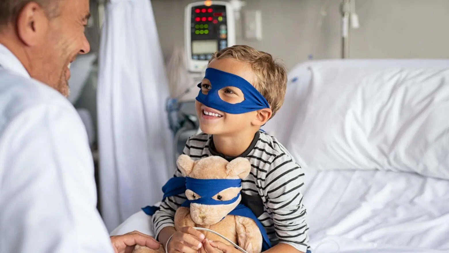 Niño hospitalizado con peluche