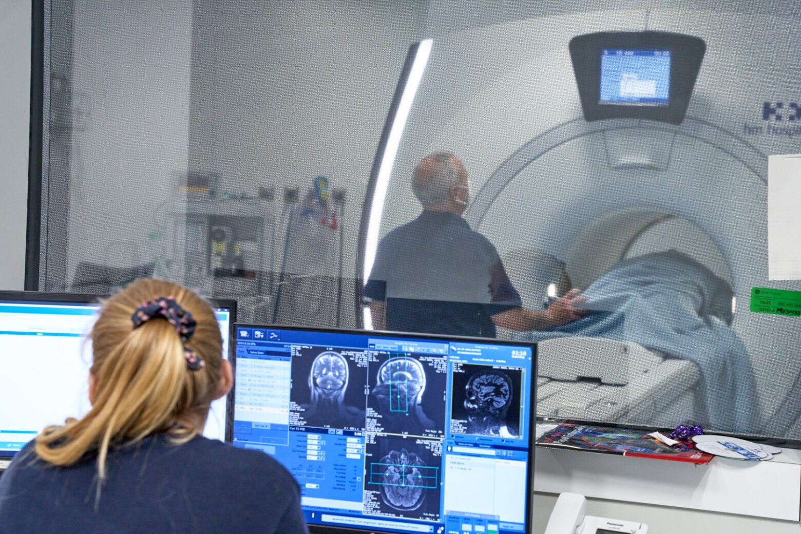 Enfermera mirando resultados de radiologías