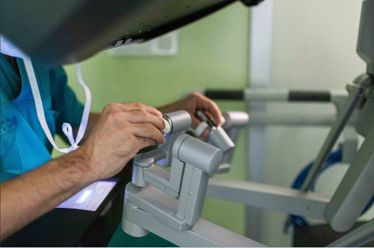 Manos de doctor controlando máquina de cirugía robótica