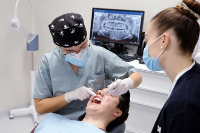 Revisión de un dentista a un paciente