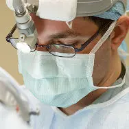 Plano cerrado de un doctor realizando una cirugía con material de robótica