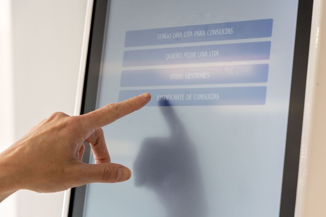 Paciente en pantalla de hm hospitales antes de su cita