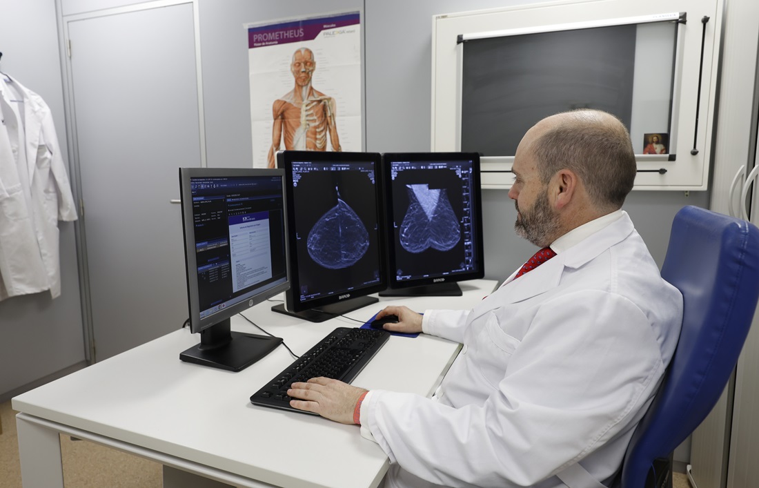 Doctor en consulta HM IMI Toledo