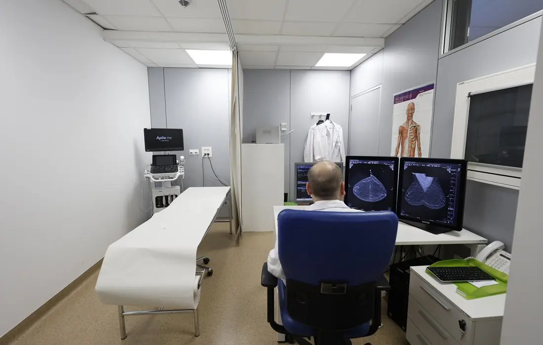 Doctor en consulta de Unidad de la Mujer