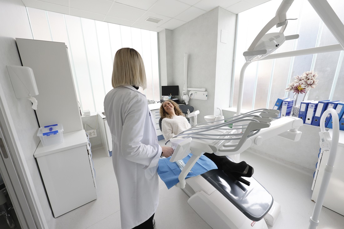 Mujer de 45 años en consulta de odontología