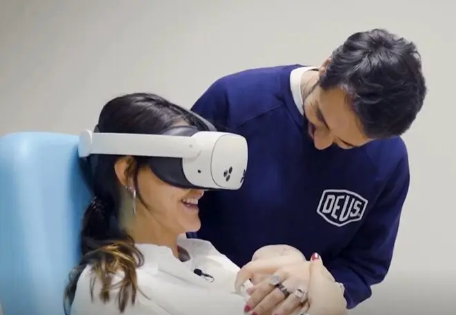 Mujer con gafas de realidad virtual gestaverso