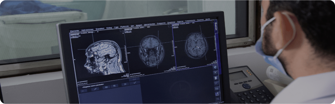 Banner líder de investigación. Médico analizando resultados de pruebas radiológicas