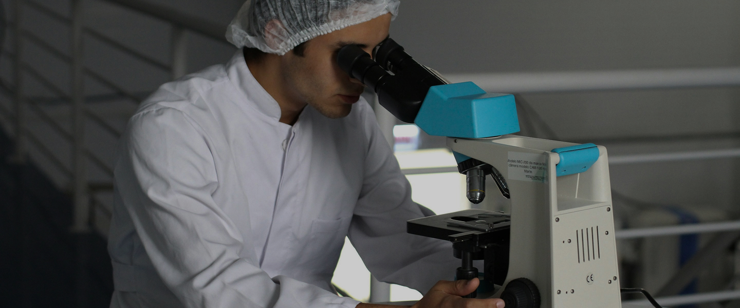 Cabecera tratamientos destacados. Personal médico utilizando microscopio.