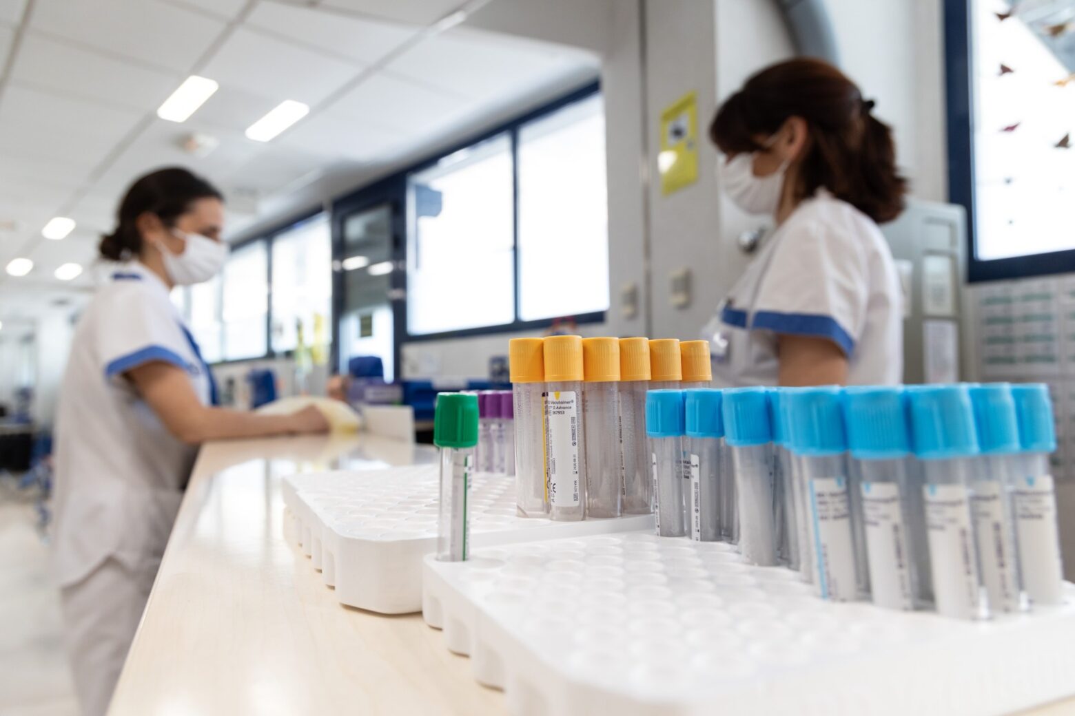 CIOCC HM Sanchinarro. Personal médico organizando muestras de laboratorio.