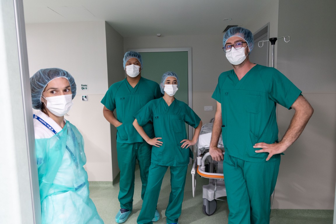 HM Hospitales equipo médico en un pasillo.