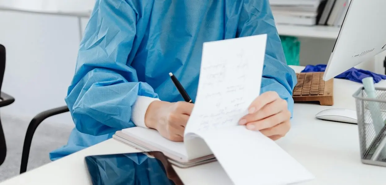 Banner segunda opinión. Personal sanitario rellenando formularios.