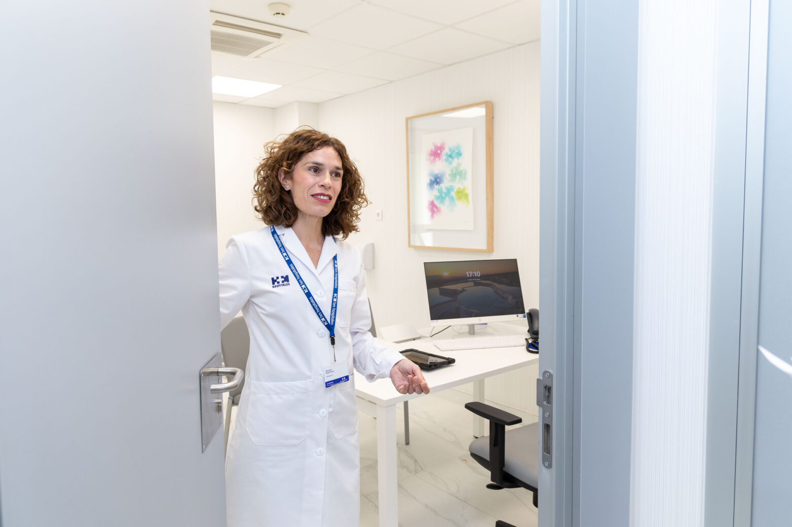 Personal sanitario abriendo la puerta