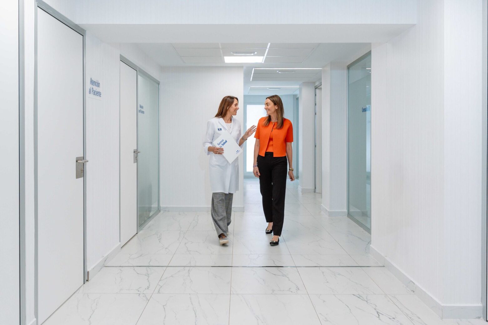 medico y paciente caminando por un pasillo