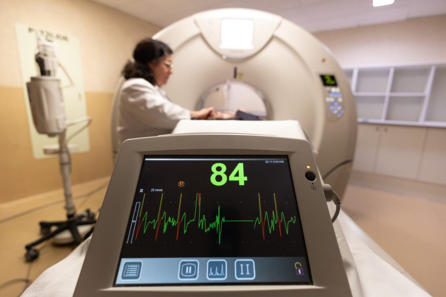 Monitor de una máquina muestra pulsaciones de un paciente mientras se le realiza una prueba