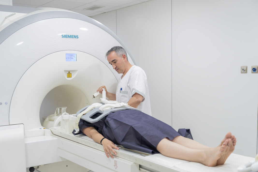HM Puerta del Sur, enfermero realizando una resonancia a una paciente.