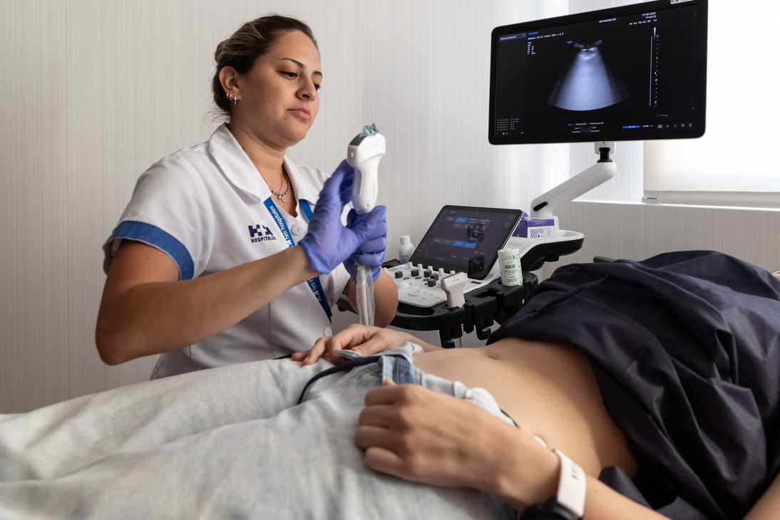 Enfermera realizando ecografía abdominal