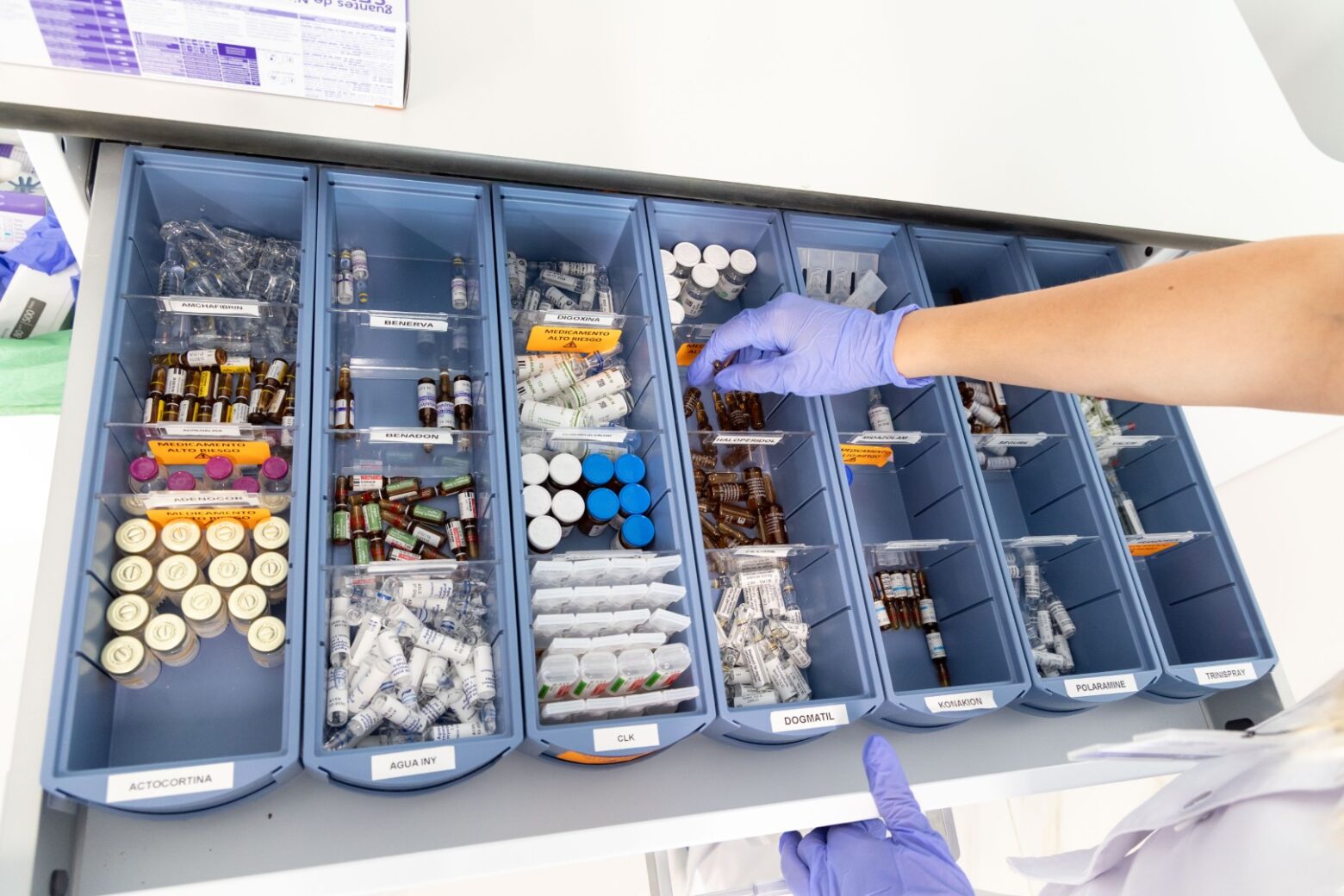 Cajón de botes de muestra en un laboratorio de HM Hospitales