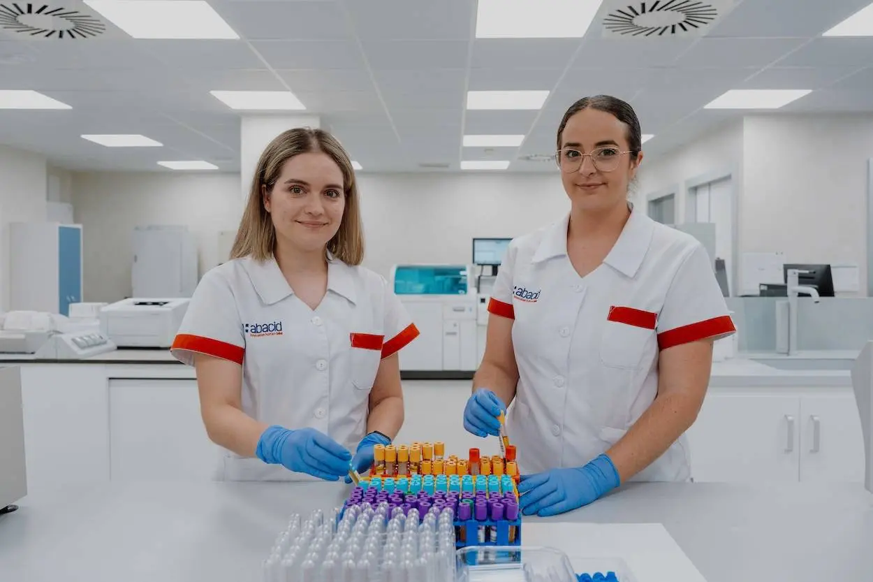 Abacid home. Personal de HM en un laboratorio posando.