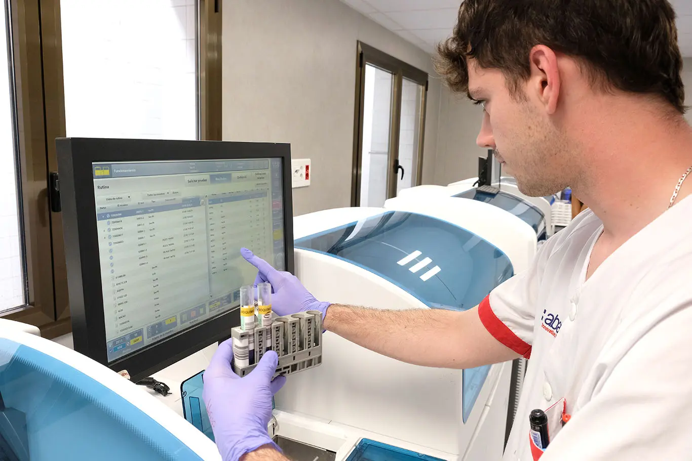 Personal sanitario trabajando en muestras de laboratorio en HM Nou Delfos