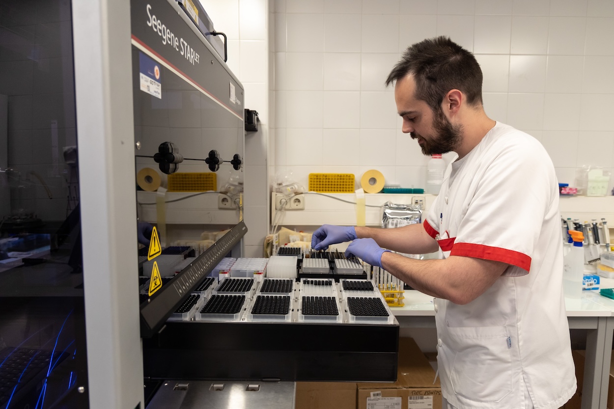 HM Sanchinarro. Personal sanitario guardando muestras analíticas de genética