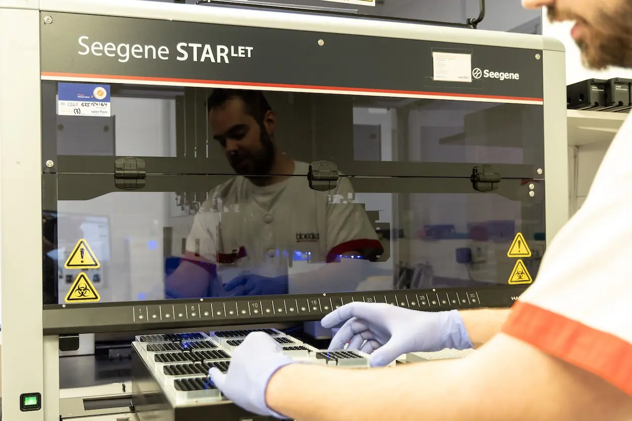 HM Sanchinarro. Personal de HM usando una máquina de genética clínica.