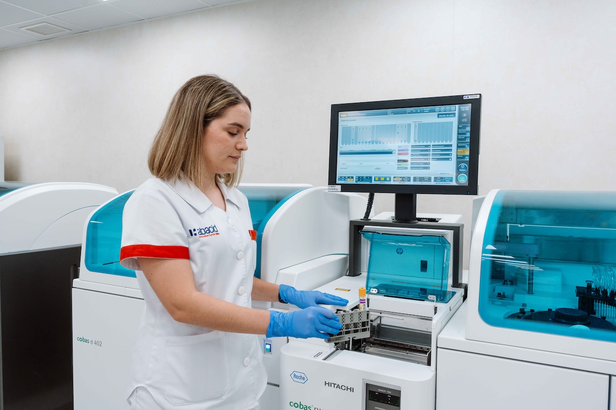 Laboratorio de Abacid. Una enfermera mueve muestras de analíticas.