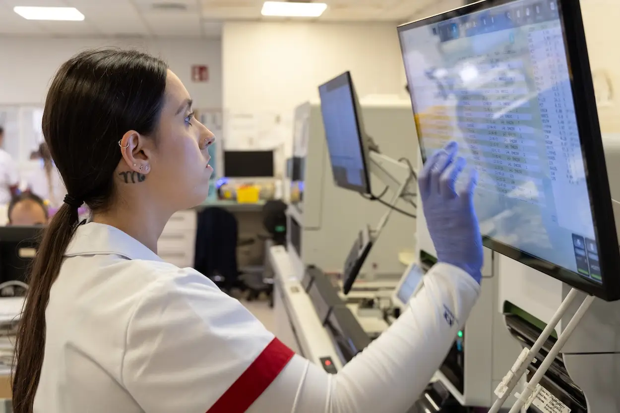 HM Sanchinarro. Personal sanitario mira un monitor en un laboratorio Abacid