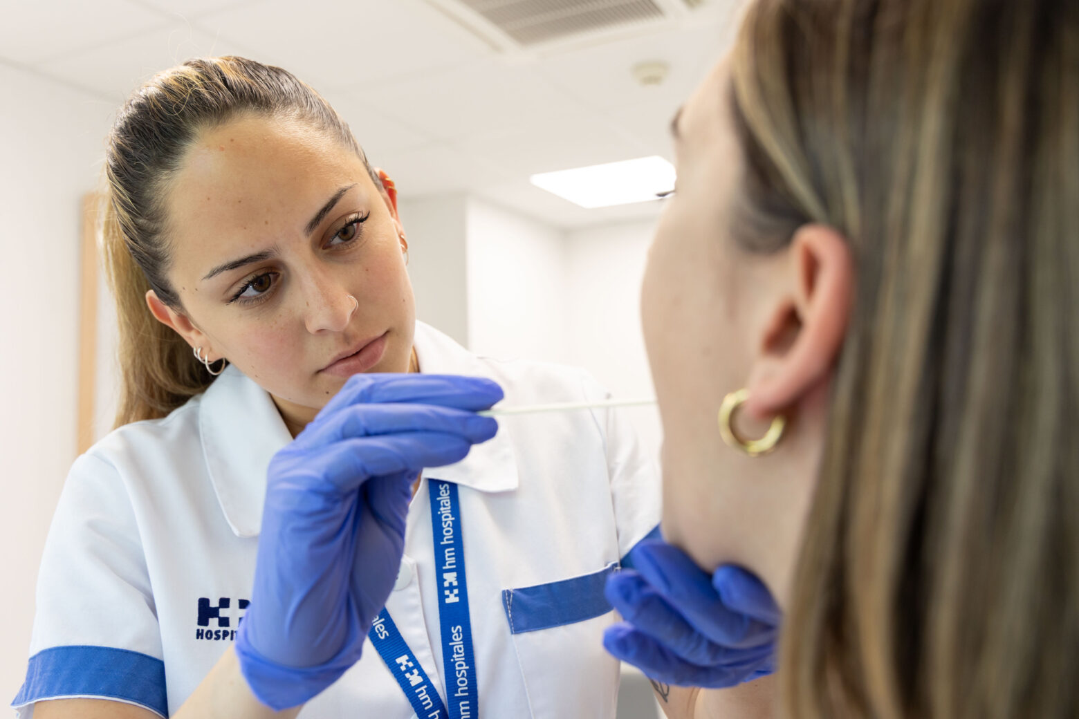 Exploración médico con paciente