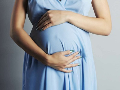 embarazada agarrando su barriga