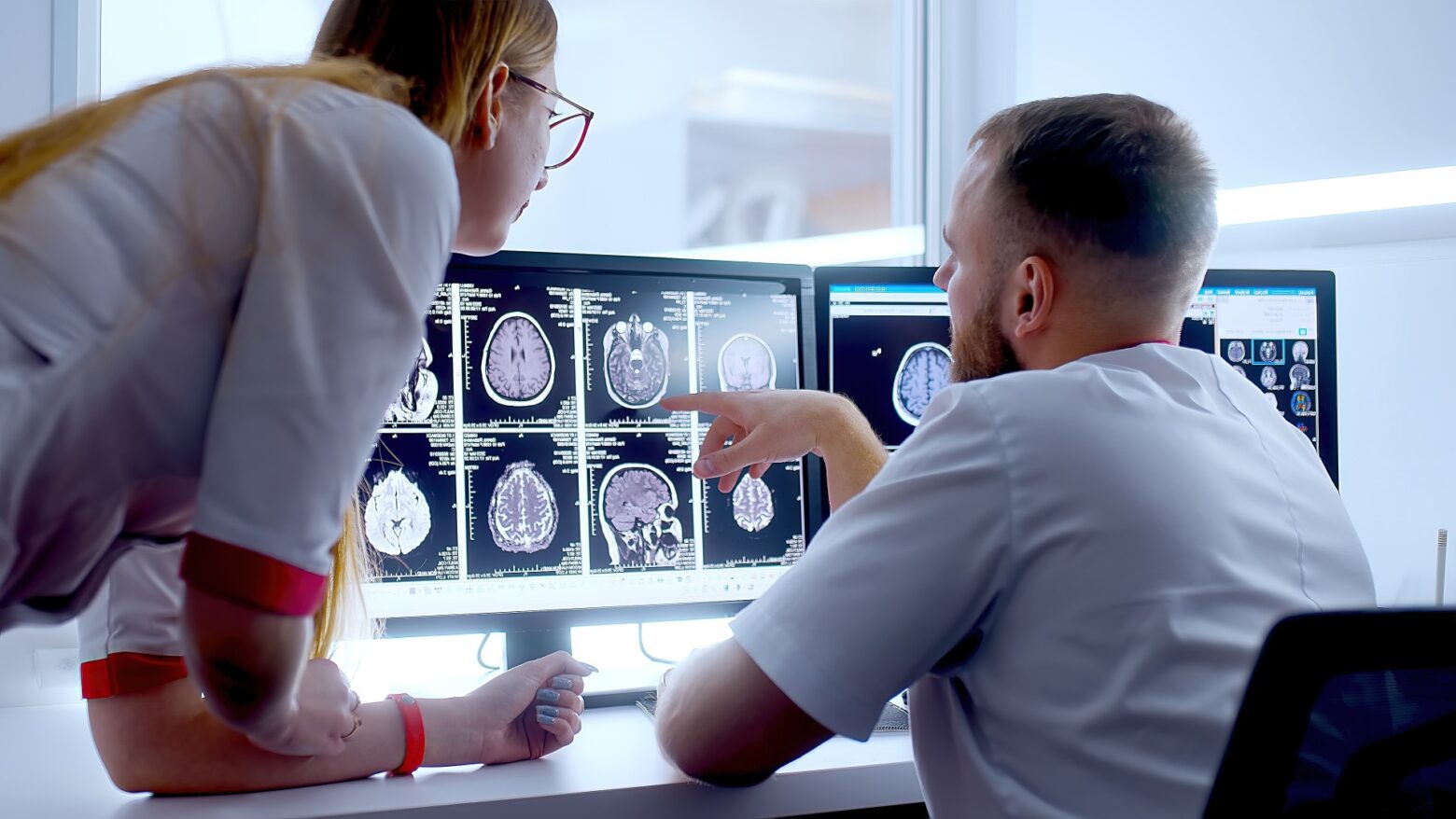 Médicos mirando resultados de radiología