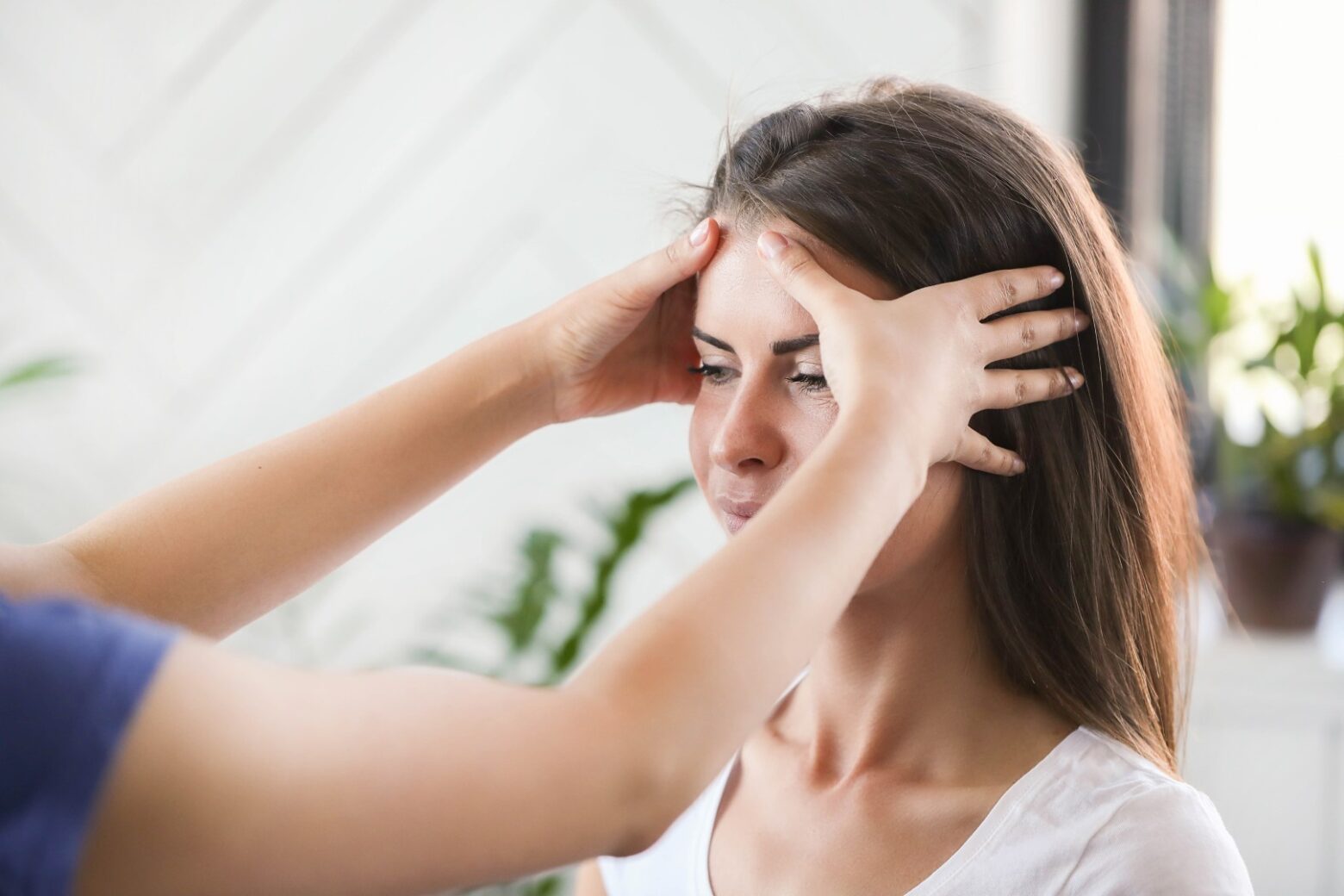 Mujer recibiendo masaje capilar